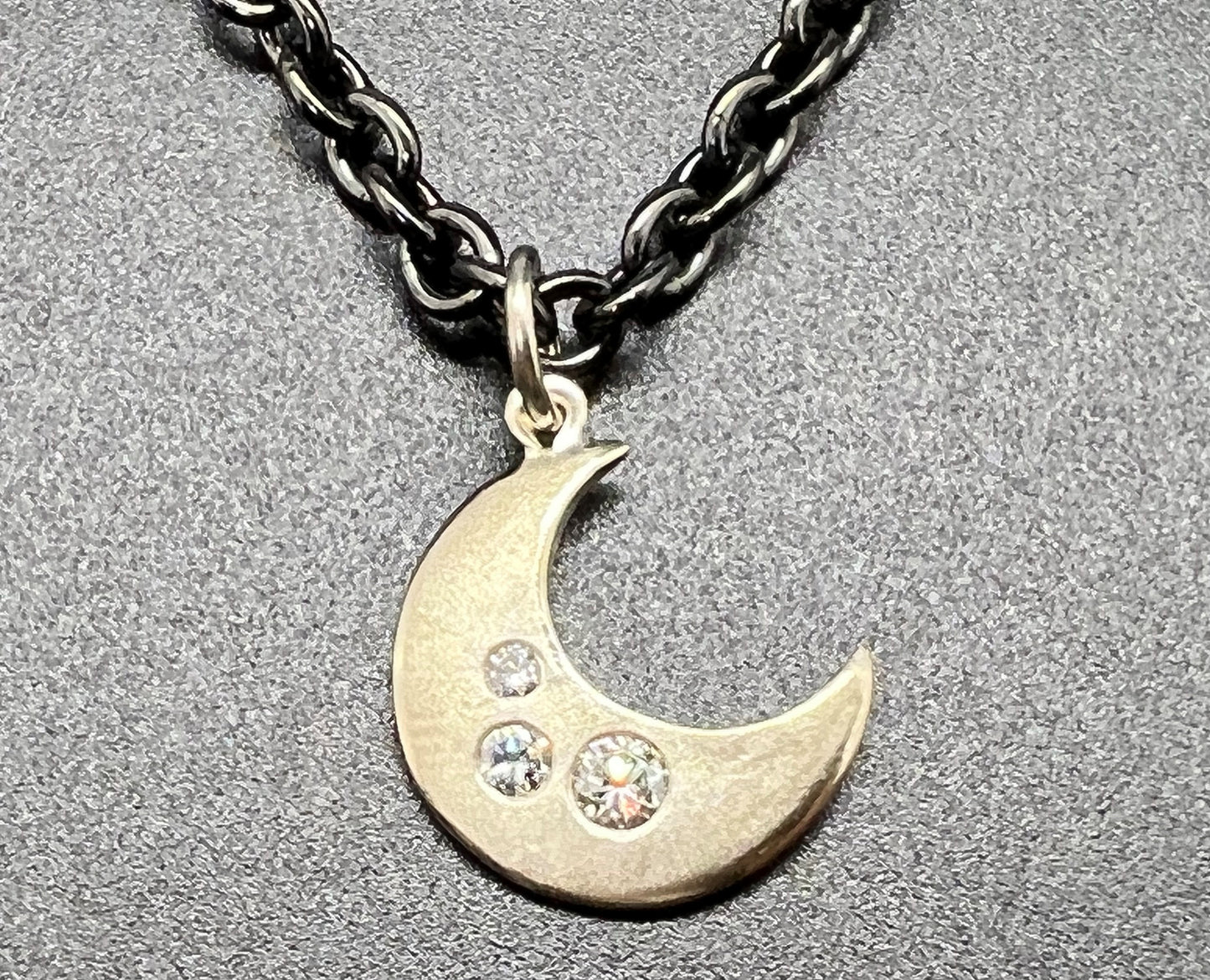 Diamond Moon Pendant 18k