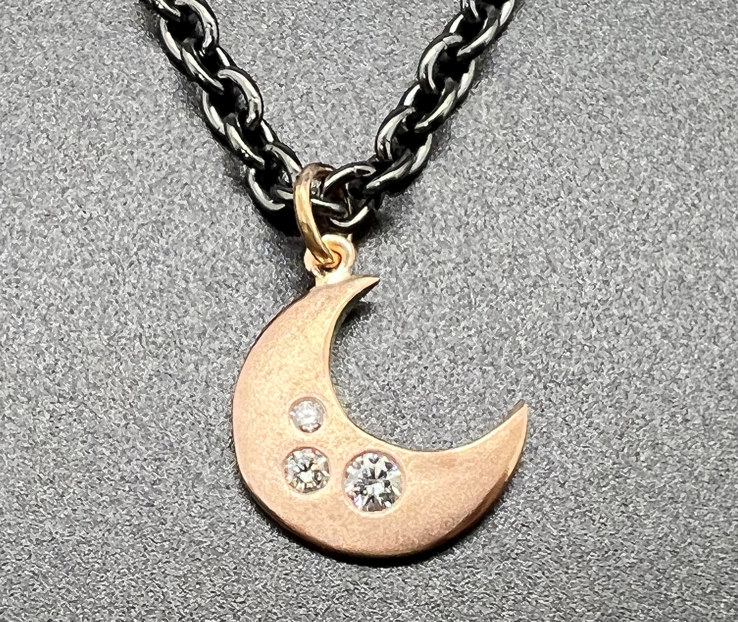 Diamond Moon Pendant 18k