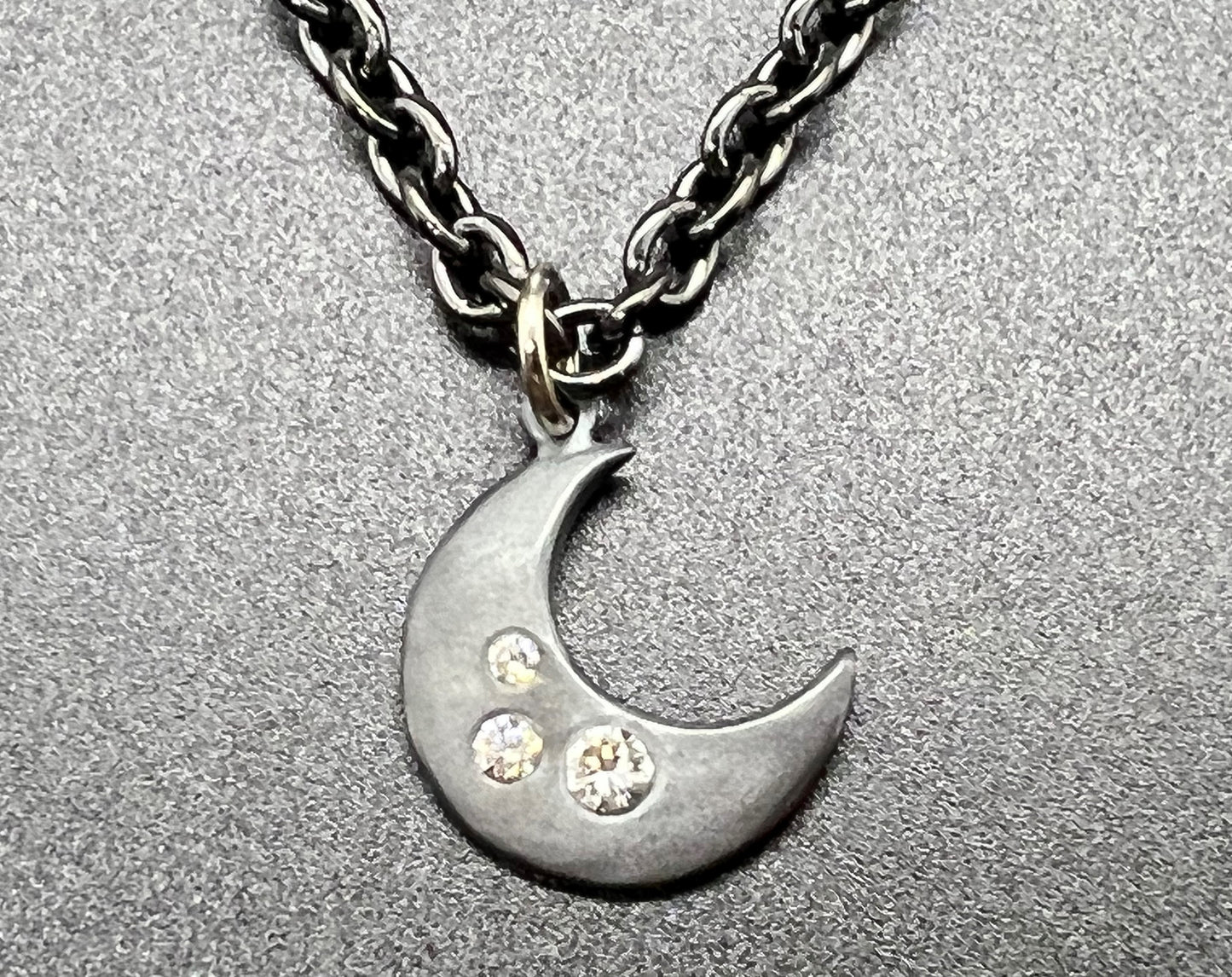 Diamond Moon Pendant 18k